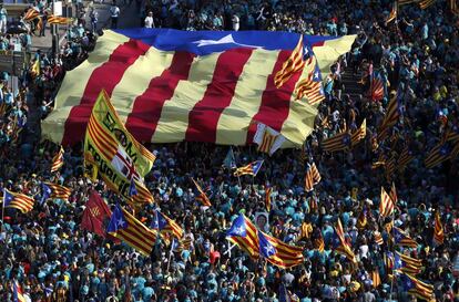 La manifestación de la Diada de 2019 es la que ha registrado menos participación de los últimos ocho años.. En la imagen, vista general de la manifestación en plaça d'Espanya (Barcelona).