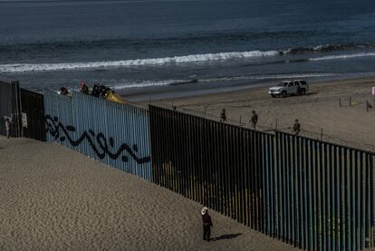Las autoridades estadounidenses reforzaron la frontera e instalaron concertinas para disuadir a los migrantes de saltar la valla.