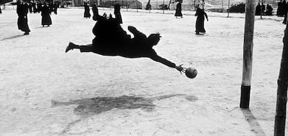 &ldquo;La iglesia cat&oacute;lica, apost&oacute;lica y romana de mi ni&ntilde;ez ten&iacute;a mucho m&aacute;s encanto&rdquo;. Curas jugando al f&uacute;tbol en 1957. 