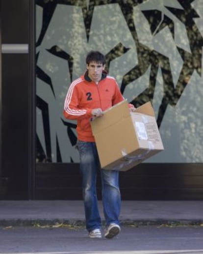 Javi Martínez sale de las instalaciones de Lezama en el año 2008.