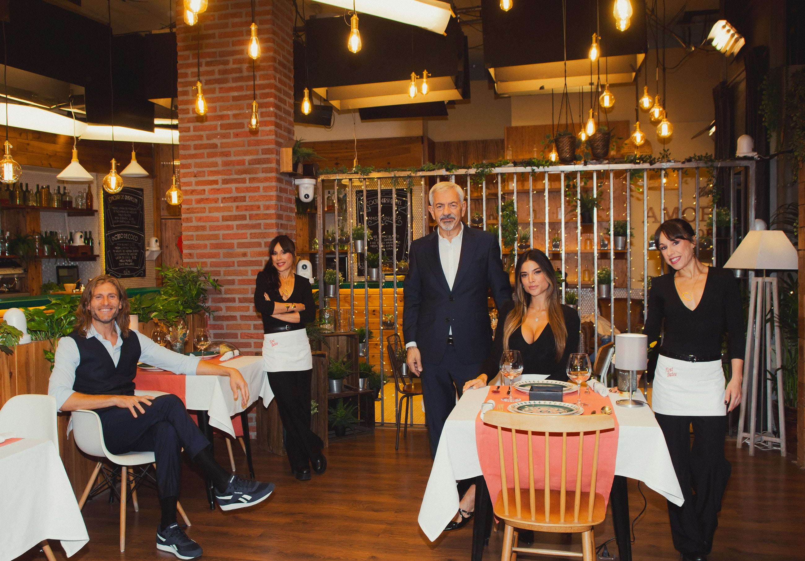 El equipo de First Dates, con Carlos Sobera, el presentador al medio de la fotografía.