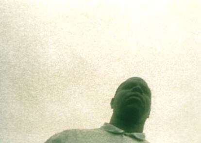 Steve McQueen, en una imagen del vídeo que protagoniza titulado <i>Just above my head.</i>