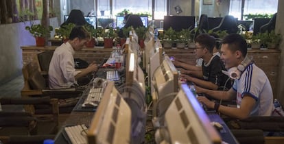 Varias personas navegan por Internet en un cibercafé en Pekín, este miércoles.