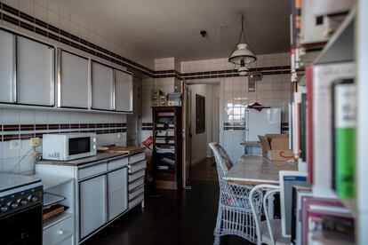 Cocina del piso de Miguel Delibes. “Hace unos años me dejé unos grifos abiertos, se inundó parte de su casa y se echaron a perder 100 páginas del manuscrito original de El hereje”, comenta Elisa, también presidenta de la Fundación, que insiste en que su progenitor no se hubiera indignado demasiado porque, dentro de su intrínseca sobriedad castellana, era poco mitómano para esas cosas pero sí pragmático como él solo.