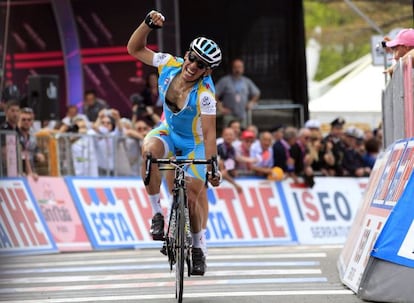 Paolo Tiralongo celebra su triunfo. 