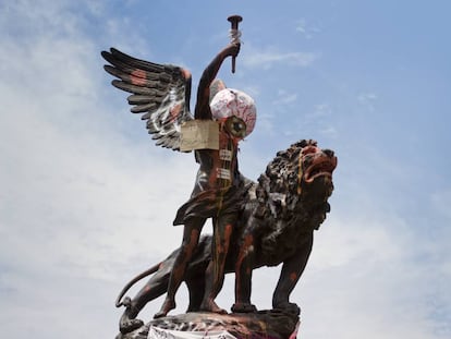 Monumento en la Plaza Italia, en Santiago de Chile.