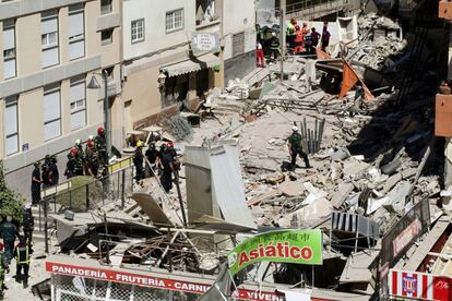 El suceso ha ocurrido a las nueve y media en un edificio situado en el núcleo de Los Cristianos. La construcción tenía cinco plantas y unos treinta o cuarenta años. Al tratarse de una zona turística en la que hay propietarios que no residen permanentemente, no había cálculos del número de personas que podrían estar dentro en el momento del derrumbe.