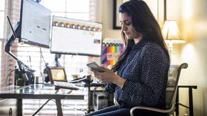 Una mujer teletrabaja desde su casa. Getty Images