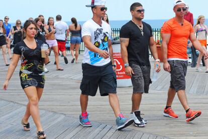 Mike Sorrentino (último a la derecha), con algunos participantes del programa de telerrealidad <i>Jersey Shore.</i>