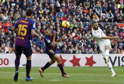 Karim Benzema chuta el esférico durante el partido.