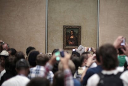 <i>La Mona Lisa,</i> en su sala del Louvre, el pasado mes de julio.