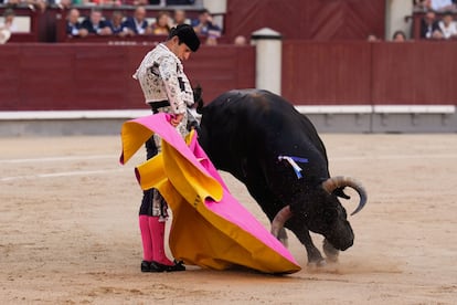 Alejandro Talavante, en el inicio de una media verónica en su segundo toro.