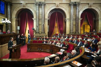 Los grupos parlamentarios catalanes escuchan la intervención del presidente de la Generalitat en funciones, Artur Mas, en el Parlament catalán.