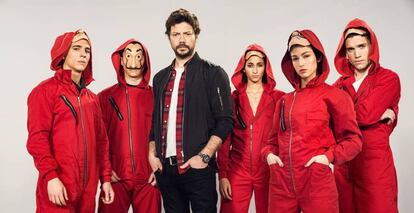 Seis producciones españolas se han colado en el top10 de lo más visto de Netflix en 2020: las series 'La casa de papel', 'Élite' y 'Toy Boy'; las películas 'El hoyo', 'El practicante' y el documental 'La casa de papel: El fenómeno'. En un año en el que el consumo de Netflix ha aumentado un 140 por ciento en España, las series y películas españolas no solo han tenido éxito a nivel nacional, sino que se han situado entre las más vistas de la plataforma a nivel mundial. El resumen del año de Netflix señala que 'La casa de papel' ha aparecido en el top10 de 93 de los 190 países en los que opera la plataforma; 'Élite', en 86, y 'Toy Boy', en 69. En cine, 'El hoyo' ha estado en la lista del top10 de 89 países, y' El practicante', en 70. Asimismo, el documental de' La casa de papel: El fenómeno' ha ocupado un puesto en el top10 de 76 países.