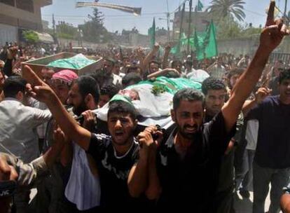 Cientos de palestinos, en el entierro ayer en Gaza de dos militantes de Hamás fallecidos tras el ataque israelí del viernes.