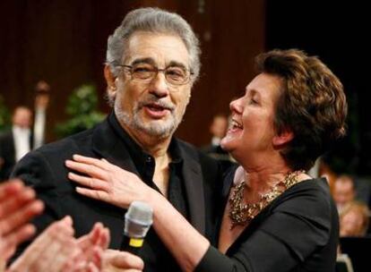 Plácido Domingo, tras recibir ayer un galardón por su carrera, con la presidenta del Festival de Salzburgo.