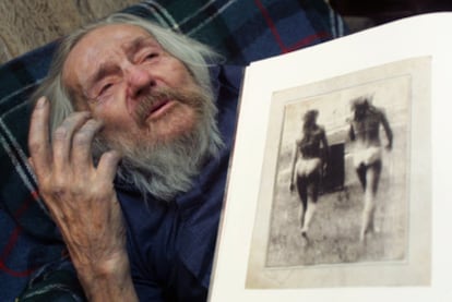 Miroslav Tichý junto a una de sus obras.