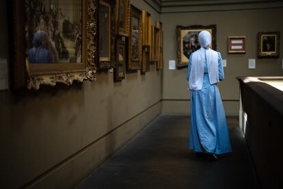 Una mujer pasea por la Galería de Arte de Mánchester (el Reino Unido), el martes.
