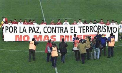 Los jugadores del Murcia y el Barcelona saltaron al campo con una pancarta en favor de la paz.