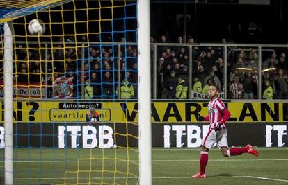 Depay observa com entra la pilota en el seu gol al Cambuur.