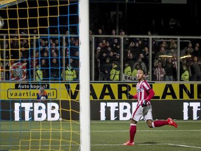 Depay observa com entra la pilota en el seu gol al Cambuur.