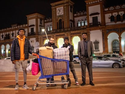 Abdullah Abass, Iván Caro, Mohamed Sawba y Bubaca Biaro (de izquierda a derecha) entregan ropa y mantas a personas sin hogar.
