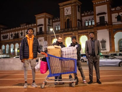 Abdullah Abass, Iván Caro, Mohamed Sawba y Bubaca Biaro (de izquierda a derecha) entregan ropa y mantas a personas sin hogar.