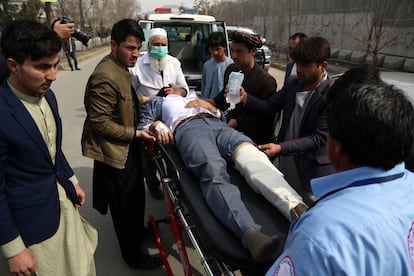 Un hombre herido en el atentado de este viernes en el oeste de Kabul.