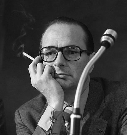 Jacques Chirac, cuando era primer ministro de Francia, se fuma un cigarrillo durante un encuentro en Niza, en 1976.