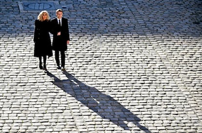 El presidente de Francia, Emmanuel Macron, y su mujer, Brigitte Macron, rinden homenaje al expresidente de la Comisión Europea, Jacques Delors, el pasado día 5 en Los Inválidos.