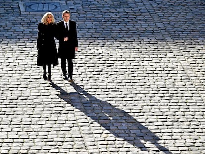 El presidente de Francia, Emmanuel Macron, y su mujer, Brigitte Macron, rinden homenaje al expresidente de la Comisión Europea, Jacques Delors, el pasado día 5 en Los Inválidos.