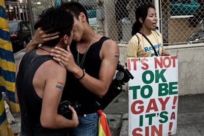 Un amante americano le dice que en Filipinas <em>"not everybody is gay but everybody is game" </em>["no todo el mundo es gay, pero todo el mundo te entra"]. "Entender” o “no entender” es un asunto secundario". Ve al ministro de Sanidad y al presidente del National Economic Council dados de la mano en el hotel Swiss Inn. "La escena me ha hecho sonreír. Todavía la miraba con ojos de español, de homosexual español. Recién llegado a Manila, cuando veía a las parejas de muchachitos esbeltos cruzar la calle, con esa incomparable y graciosa lentitud de aquí, apaciblemente cogidos de la mano, tras ellos se me iban el corazón y los pantalones. Era, por fin, mi patria, mi nativo país soñado". Manila se le antoja <em>"Free for all</em> en el mejor de los sentidos posibles: gratuitamente a todos, y no en el usual".