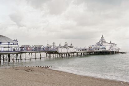 Simon Roberts ha fotografiado los 58 embarcaderos que quedan en pie en Reino Unido. En su momento de máximo esplendor, llegó a haber un centenar. En la imagen, el muelle de Eastbourne, en la costa del sur del país.