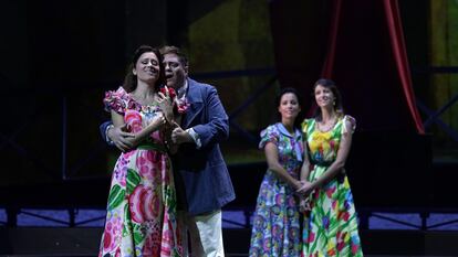 'Los gavilanes' en el Teatro de la Zarzuela. En primer plano la soprano Leonor Bonilla y el tenor Alejandro del Cerro.