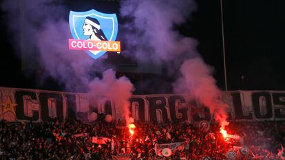 Hinchas de Colo-Colo encienden bengalas antes de un partido en el Estadio Monumental David Arellano, en Santiago de Chile, en junio de 2022.