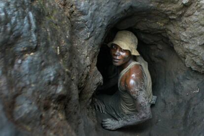 Un operario trabaja en una mina de cobalto cerca de Likasi, en la República Democrática de Congo