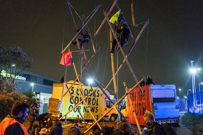 Activistas de Extinction Rebellion bloquean la rotativa de Boxbourne en la madruga de este sábado