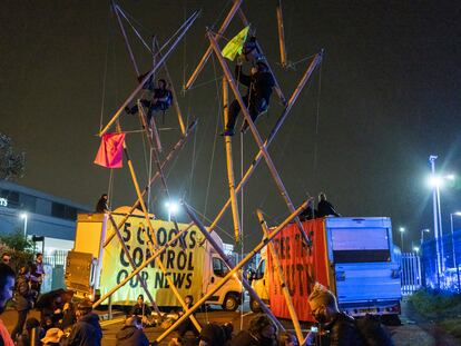 Activistas de Extinction Rebellion bloquean la rotativa de Boxbourne en la madruga de este sábado