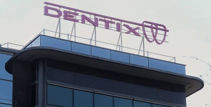 Logo de Dentix en la sede de la firma de salud dental.