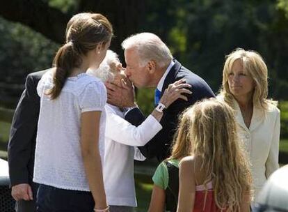 Biden y su esposa, Jill, ayer al salir de su casa en Greenville.