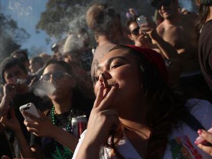 Jovens fumam maconha em São Francisco.