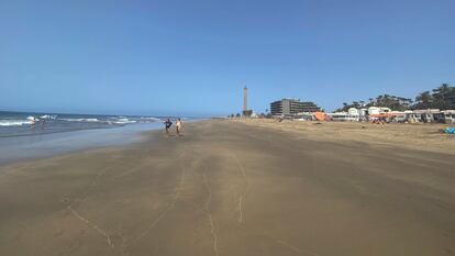 Vista inusual de la playa de Maspalomas, con el faro al fondo, este lunes, última semana de julio y época en la que todo el litoral canario suele estar abarrotado de turistas.