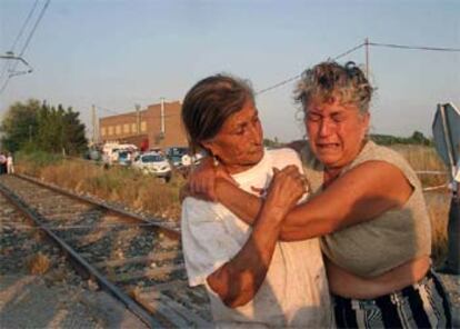 Una abuela y una tía de las niñas fallecidas, cerca del lugar donde fueron arrolladas en Lleida.