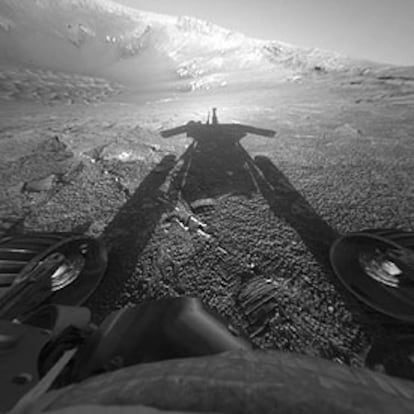 El <i>Opportunity</i> tomó esta foto de su sombra en el cráter Endurance el pasado 26 de julio.
