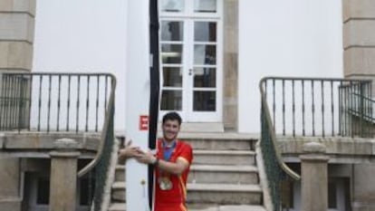 David Cal, en la escalera del Pazo de Turismo Rías Baixas de Pontevedra.