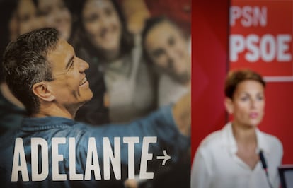 Rueda de prensa de María Chivite delante de un cartel de Pedro Sánchez, en Pamplona el lunes