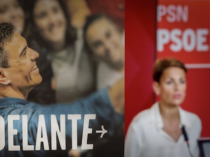 Rueda de prensa de María Chivite delante de un cartel de Pedro Sánchez, en Pamplona el lunes