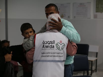 Personal médico palestino es evacuado del hospital Al Awda, en el norte de Gaza, a su centro en el campo de refugiados de Nuseirat, en el centro de la Franja, el pasado martes.