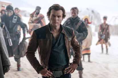 "El personaje de Han Solo es muy divertido… Sabe de todo y no sabe de nada. Casi siempre se libra más por suerte que por pericia", afirma Alden Ehrenreich. En la imagen, el actor caracterizado del personaje de 'Star Wars'.