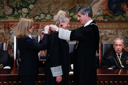 María Luisa Segoviano, junto al presidente del Tribunal Constitucional, Pedro González-Trevijano, durante su toma de posesión como nueva magistrada del Tribunal Constitucional, este lunes, en Madrid.